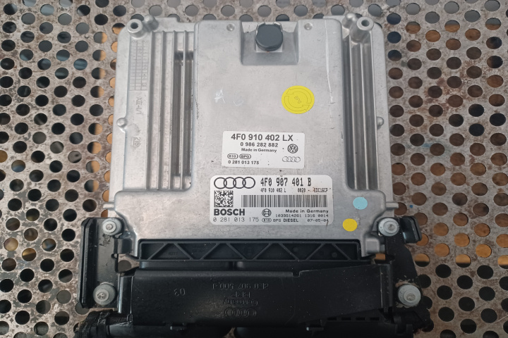 Calculator motor ECU 4F0910402LX Audi A6 4F/C6 [2004 - 2008] wagon 5-usi 3.0 TDI MT quattro (225 hp)