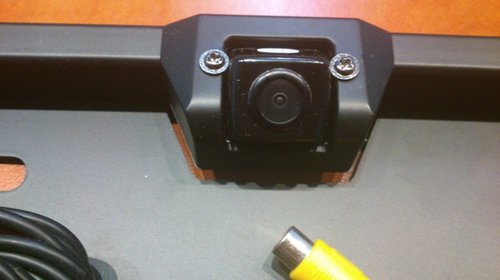 Camera incorporata in suportul pentru placuta