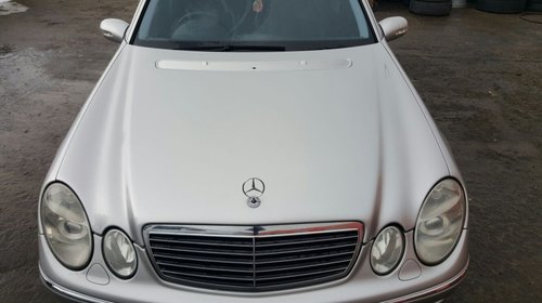 Capota Mercedes W211 cu tot cu stema in stare