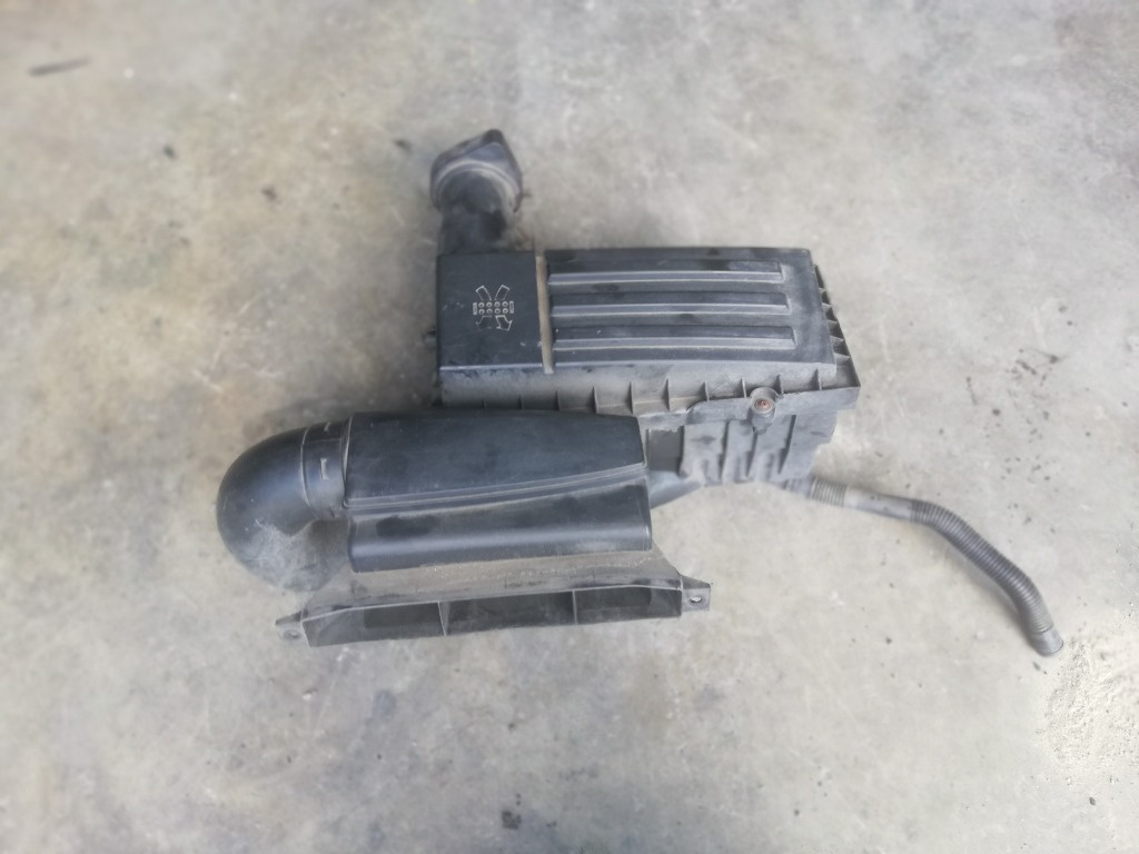 Carcasa filtru aer completa VW Passat B7 Combi 1.6 TDI 105 cai motor CAY CAYC an 2011 2012 2013 2014