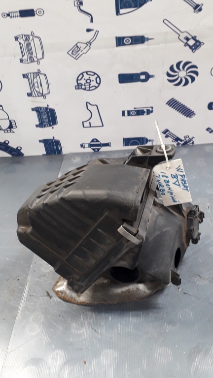 CARCASA FILTRU AER VW PASSAT B5 1.8I COD- 058133833A....