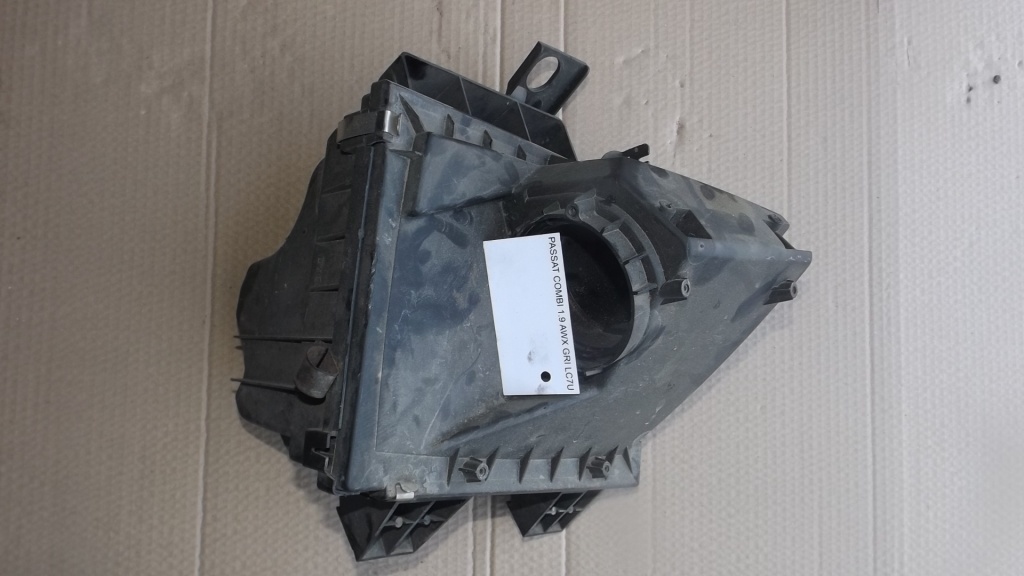 CARCASA FILTRU AER VW Passat B5.5 combi, (model 2001-2005) motor 1.9 tdi, tip motor AWX,
