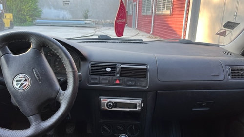 CD player Volkswagen Golf 4 2001 Hatchback 1.4 benzina