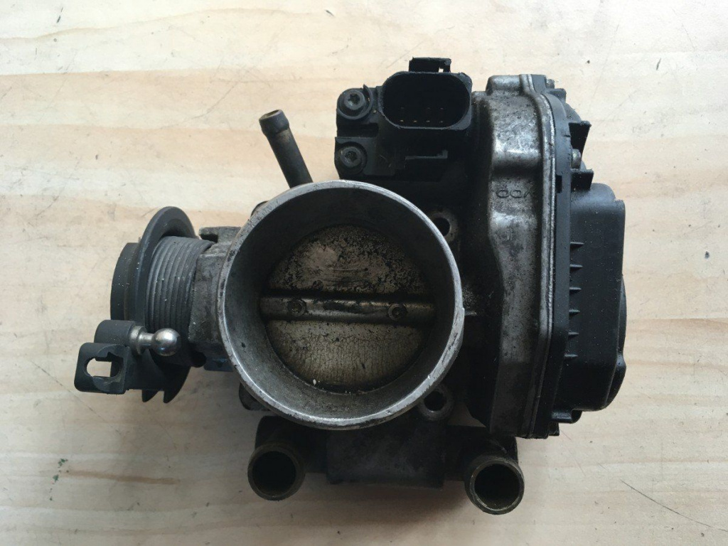 Clapeta acceleratie Audi A4 B5 1.8 Benzina cod: 05