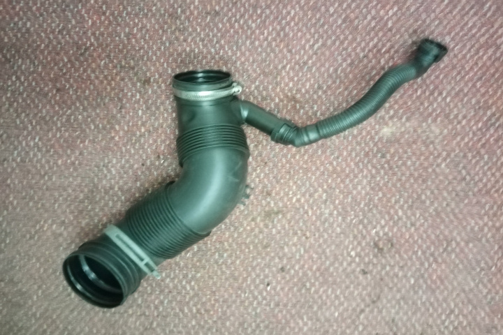 Conducta Filtru Aer 1.6 TDI Cod Motor CAYC 3C0129654M Volkswagen Touran [2th facelift] [2010 - 2015]