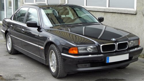 Dezmembrez Bmw 735i anul 2000