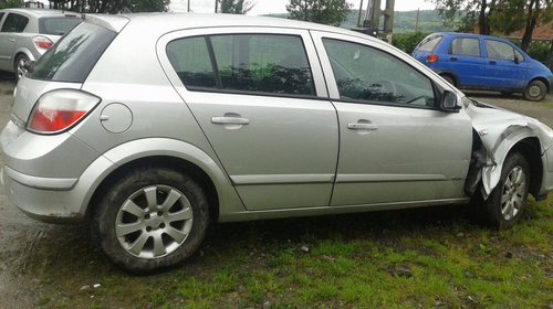 Dezmembrez Opel Astra H 2004