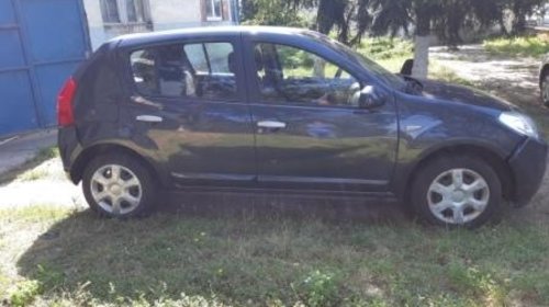 Dezmembram Dacia Sandero 1400 euro 4