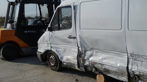 Dezmembram Mercedes Sprinter 208 2.2 CDI 2002