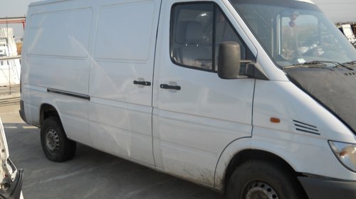 Dezmembram Mercedes Sprinter 208 2.2 CDI 2002