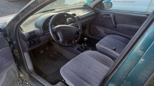 Dezmembram Opel Corsa B [1993 - 2000] Hatchback 5-usi 1.4Si MT (90 hp)