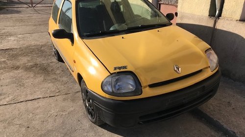 Dezmembram Renault Clio 2 [1998 - 2005] Hatch