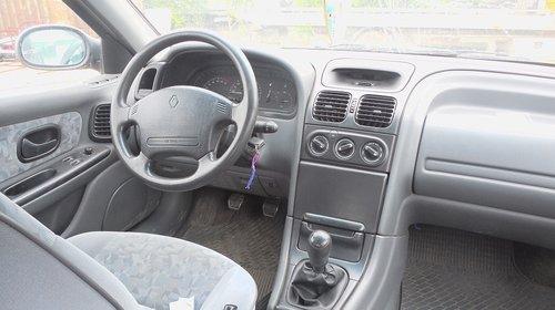 Dezmembram Renault Laguna motor 2.0 an 1996