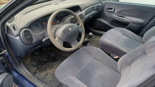 Dezmembram Renault Megane [facelift] [1999 - 2003] Classic Sedan 1.9 dCi MT (102 hp)