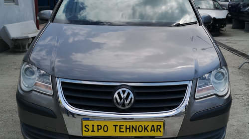 Dezmembram Volkswagen Touran 7 locuri an 2007, 1.9 TDI motor BXE, cutie de viteze JYK