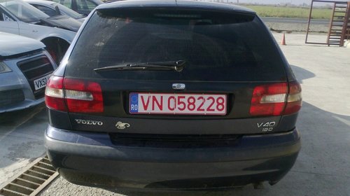 Dezmembram Volvo V40 break motor 1.9 an 2004