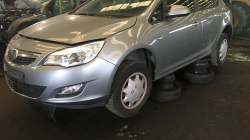 Dezmembrez Astra J