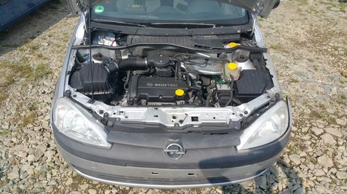 Dezmembrez autoturism marca Opel Corsa C, an fabricatie 2002, motor 1.2 benzina, culoare Argintie, 4 usi.