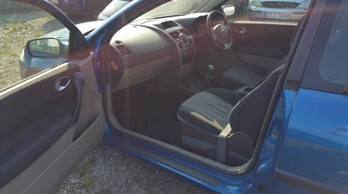 Dezmembrez autoturism marca Renault Megane 2, an fabricatie 2005, motor 1.4 16v, culoare Albastru, 2 usi.