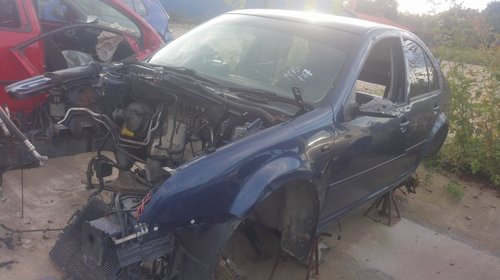 Dezmembrez autoturism marca VW Bora, an fabricatie 2000, motor de 1.9 SE TDI, culoare Albastru, 4 usi.