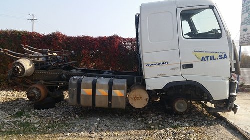 Dezmembrez cap tractor Volvo