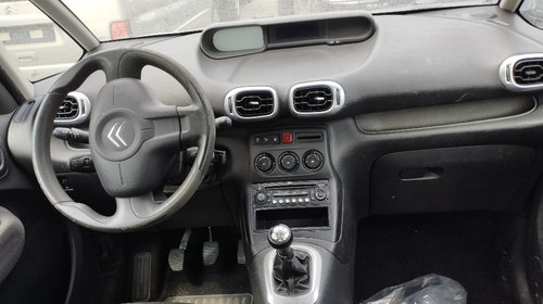 Dezmembrez Citroen C3 Picasso 1.6 benzina an de fabricație 2011