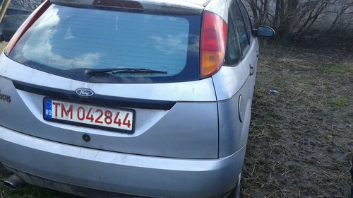 Dezmembrez Ford Focus 1.6 benzina an 2000 culoare gri