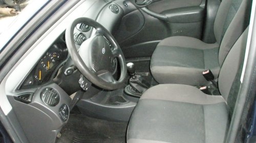 Dezmembrez Ford Focus, model masina 2002 Oradea