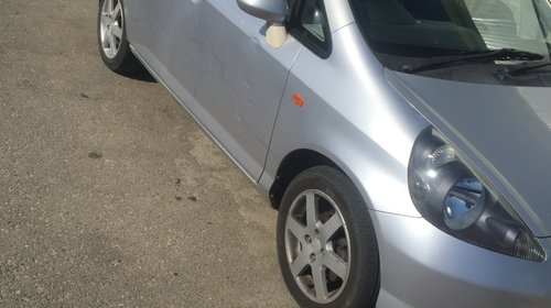 Dezmembrez honda jazz din 2003 motor 1.4 benzina