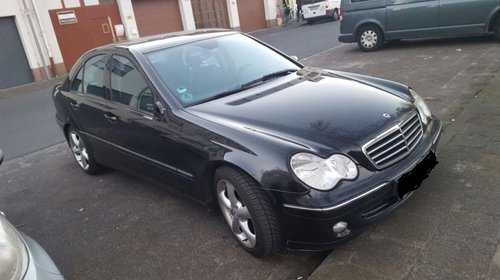 Dezmembrez Mercedes Benz C class W203 2.7 CDi an 2003