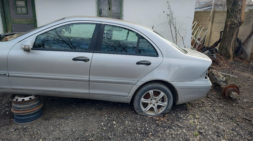 Dezmembrez Mercedes-Benz C Class W203 C220