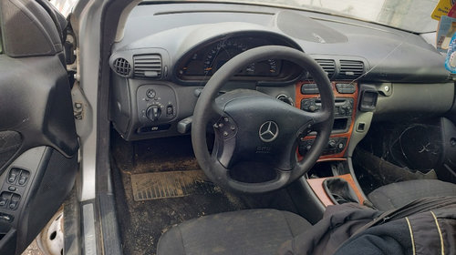 Dezmembrez Mercedes-Benz C Class W203 C220