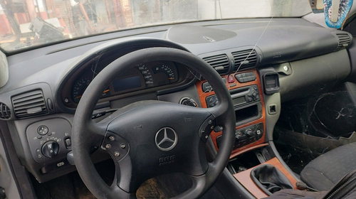 Dezmembrez Mercedes-Benz C Class W203 C220