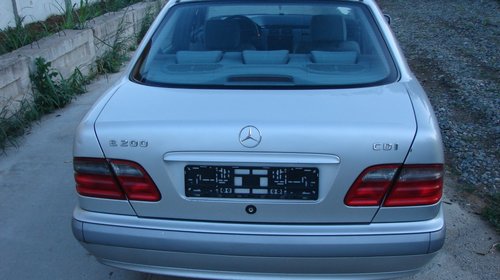 Dezmembrez Mercedes-Benz E200 cdi
