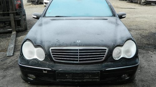 Dezmembrez Mercedes C Class din 2004