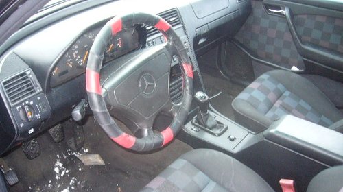 Dezmembrez Mercedes C200 an 2000