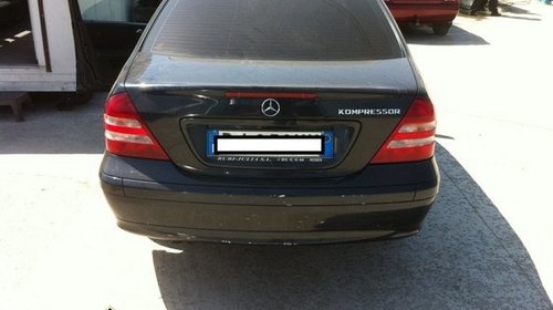 Dezmembrez Mercedes C200i Kompressor An 2004