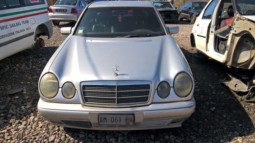 Dezmembrez Mercedes E 250, an 1996, motor 2,5
