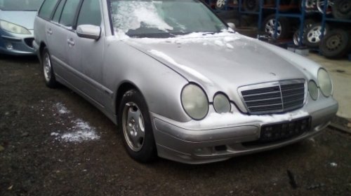 Dezmembrez Mercedes E-CLASS combi S210 2000 B