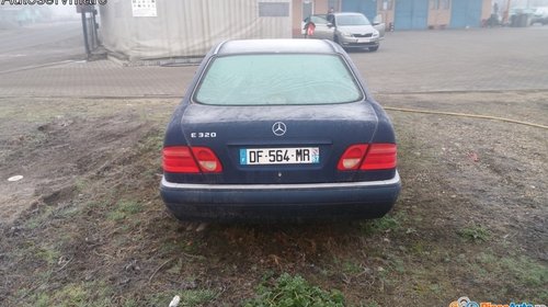 Dezmembrez Mercedes E -CLASS W210 din 1997 3.2 benzina varianta limuzina