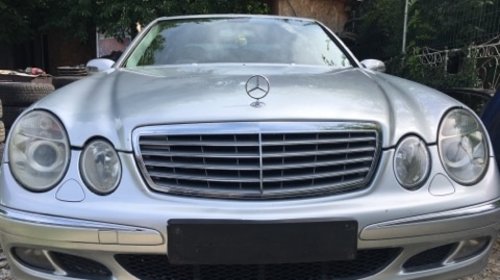 Dezmembrez mercedes E class w211 2005