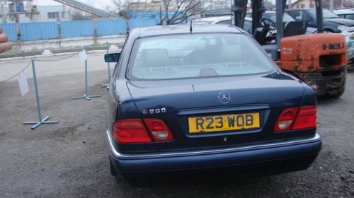 Dezmembrez Mercedes E200 din 1997