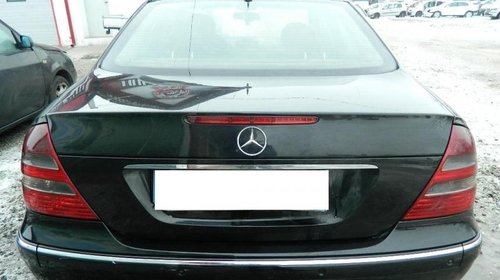 Dezmembrez Mercedes E200