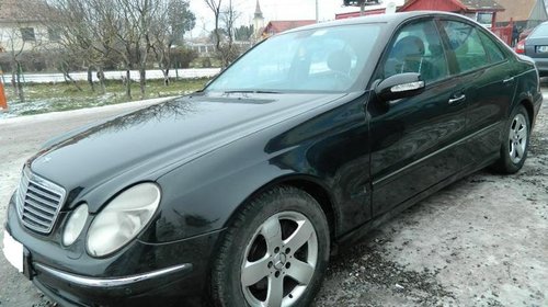 Dezmembrez Mercedes E200