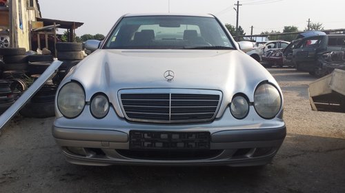 Dezmembrez Mercedes E220 cdi 2.2d an 2001 w210