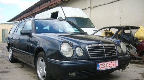 Dezmembrez Mercedes E300