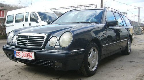 Dezmembrez Mercedes E300