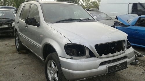 Dezmembrez Mercedes ML W163 motor 2.7CDI