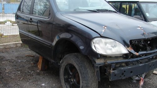 Dezmembrez Mercedes ML400 din 2004