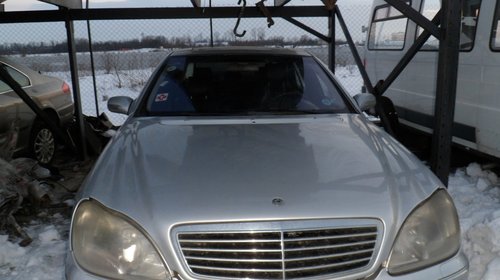 Dezmembrez mercedes s clase w220 din 2001